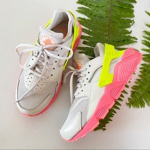 NIKE Women's Air Huarache Running Shoe